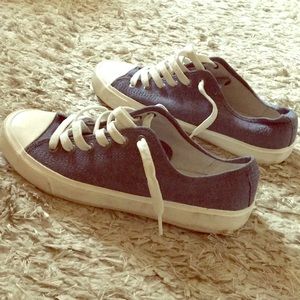 Navy blue men’s sneakers